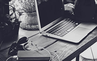 曼联老板称英国已被“移民殖民”，引发多方谴责