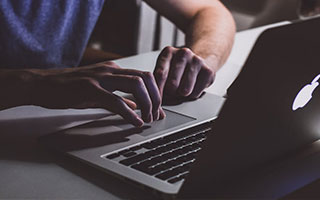 曼联老板称英国已被“移民殖民”，引发多方谴责