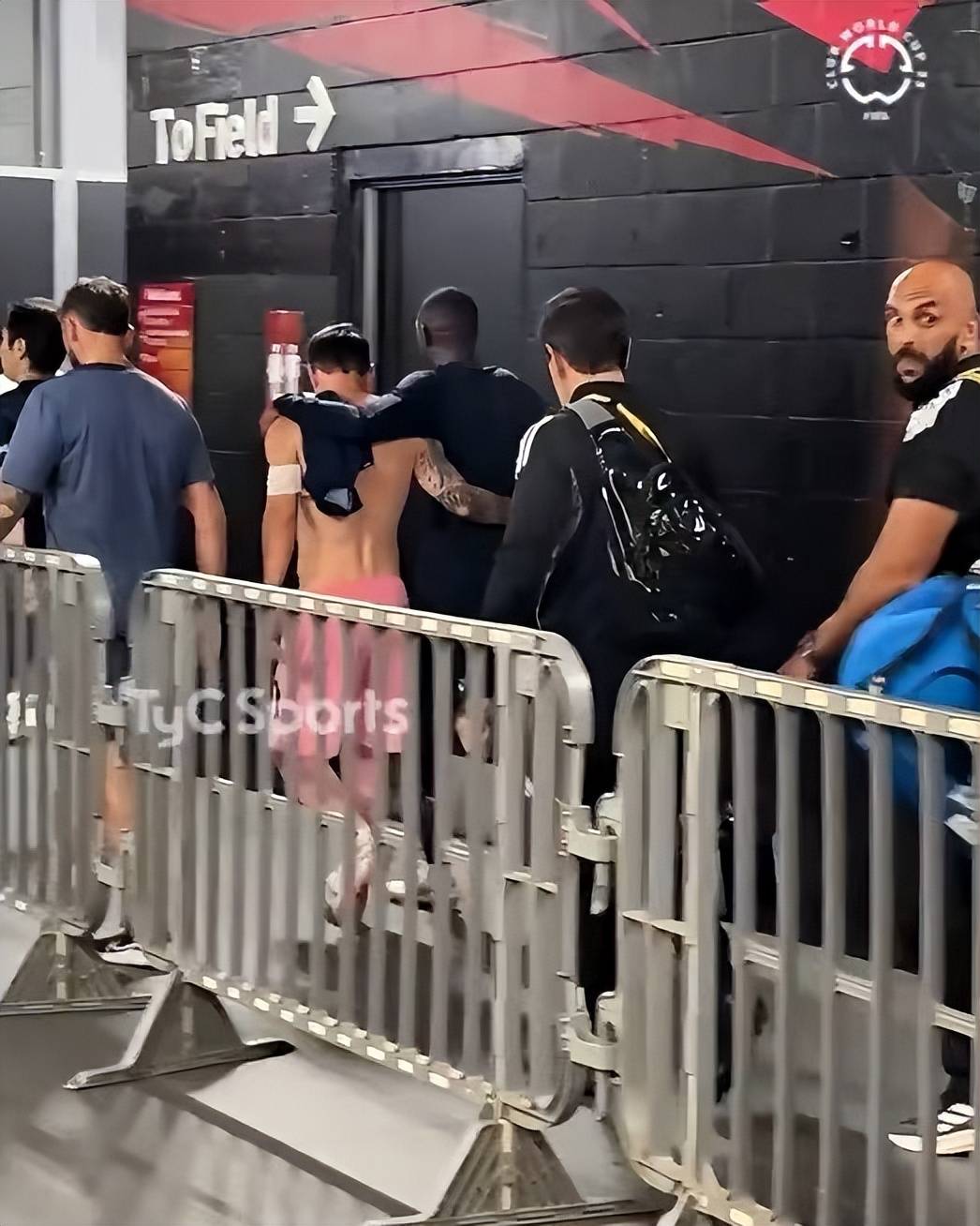 0-4！梅西和U40队友被打花！温馨一幕：梅西和对手搂着背离开球场